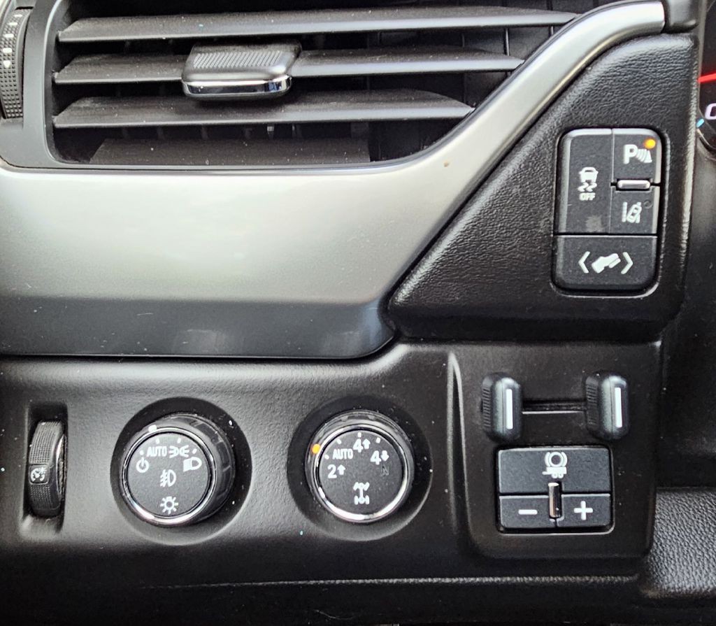 2015 Chevrolet Suburban Image 25