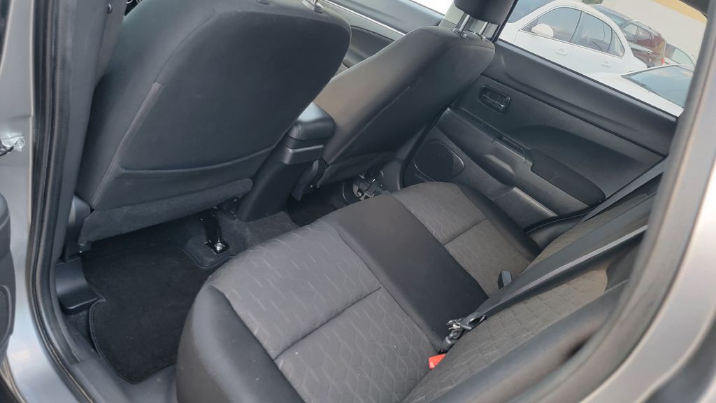 2021 Mitsubishi Outlander Image 12