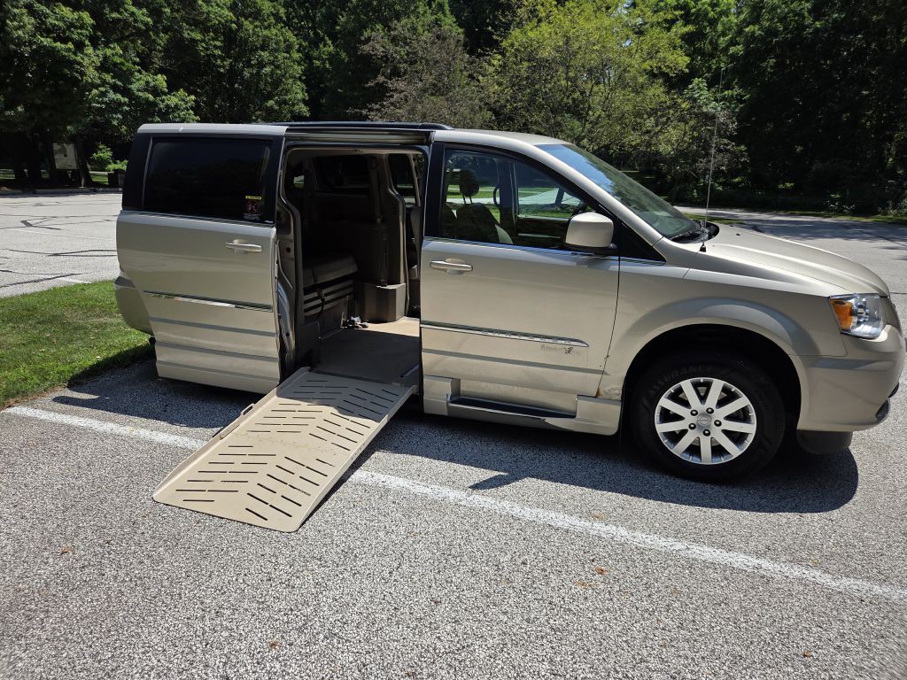 2013 Chrysler Town & Country Image 1