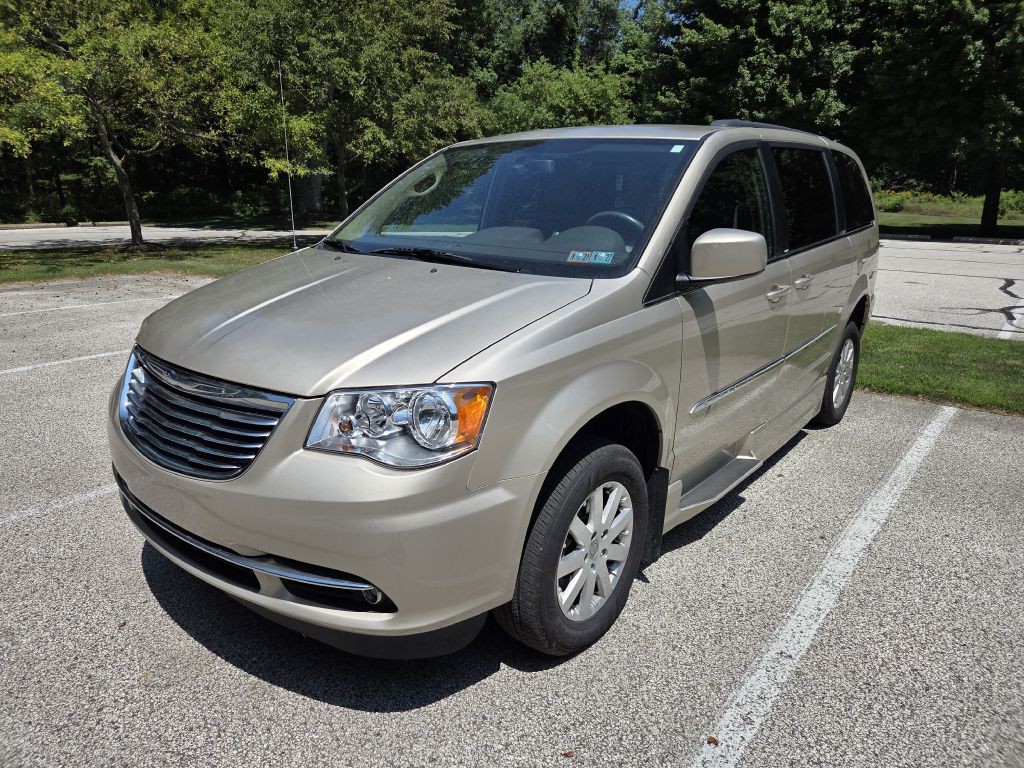 2013 Chrysler Town & Country Image 2
