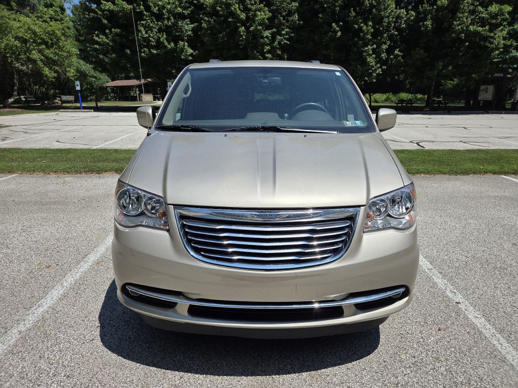 2013 Chrysler Town & Country Image 3
