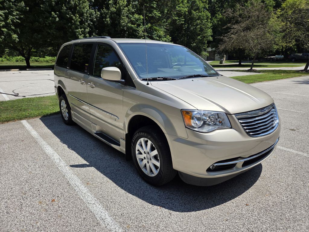 2013 Chrysler Town & Country Image 4