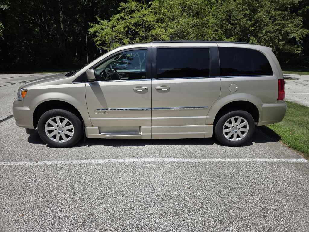2013 Chrysler Town & Country Image 5