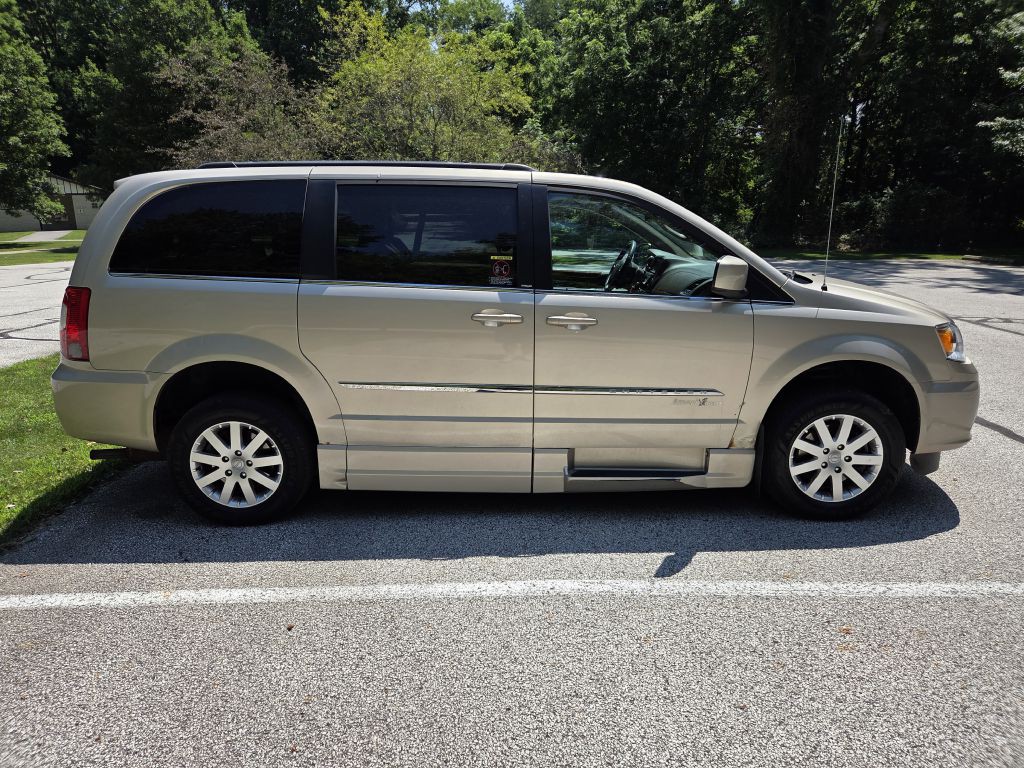 2013 Chrysler Town & Country Image 6