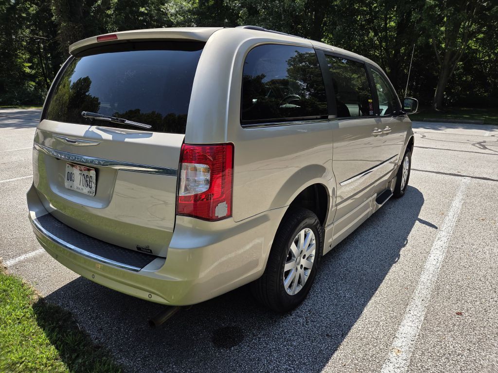 2013 Chrysler Town & Country Image 7