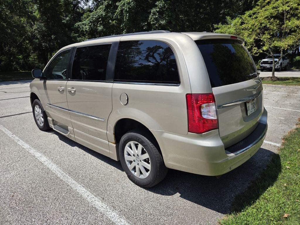 2013 Chrysler Town & Country Image 8