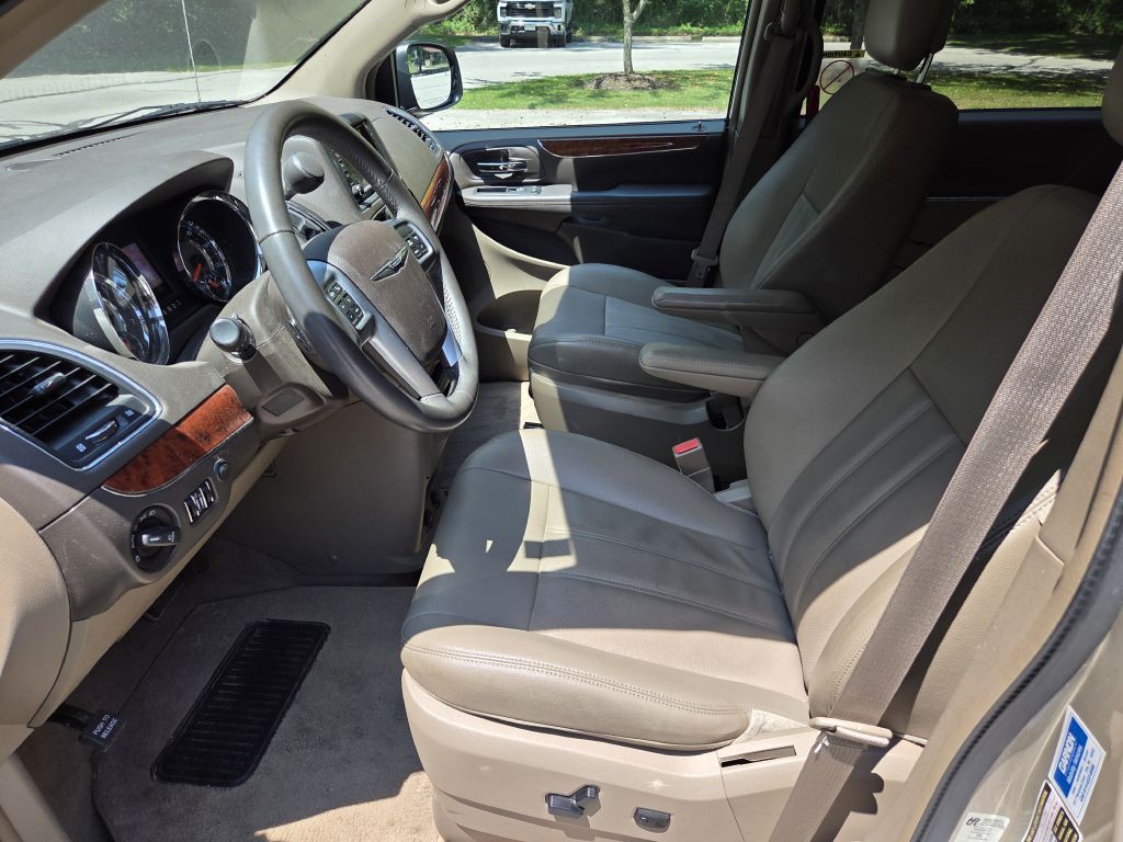 2013 Chrysler Town & Country Image 9