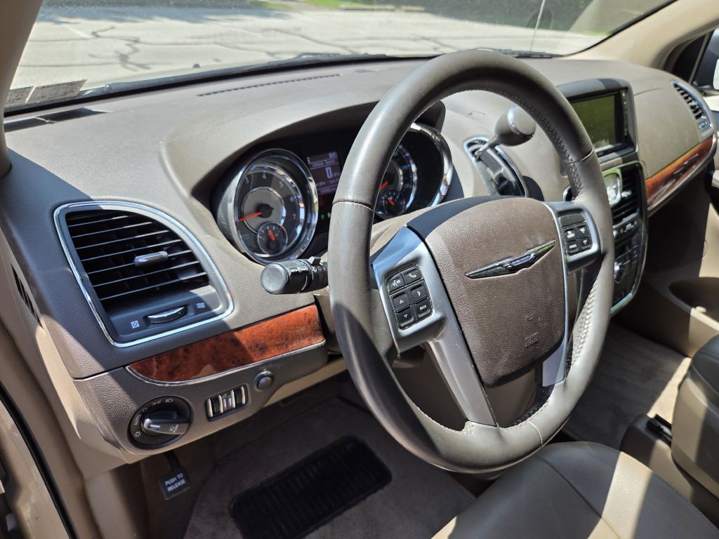 2013 Chrysler Town & Country Image 10