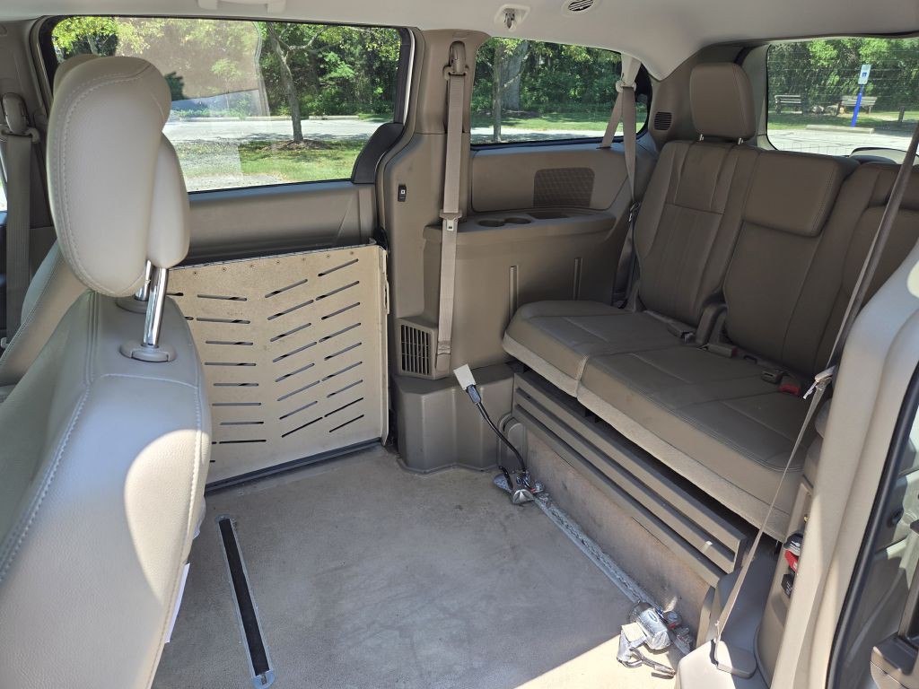 2013 Chrysler Town & Country Image 11