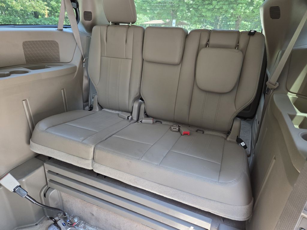 2013 Chrysler Town & Country Image 12