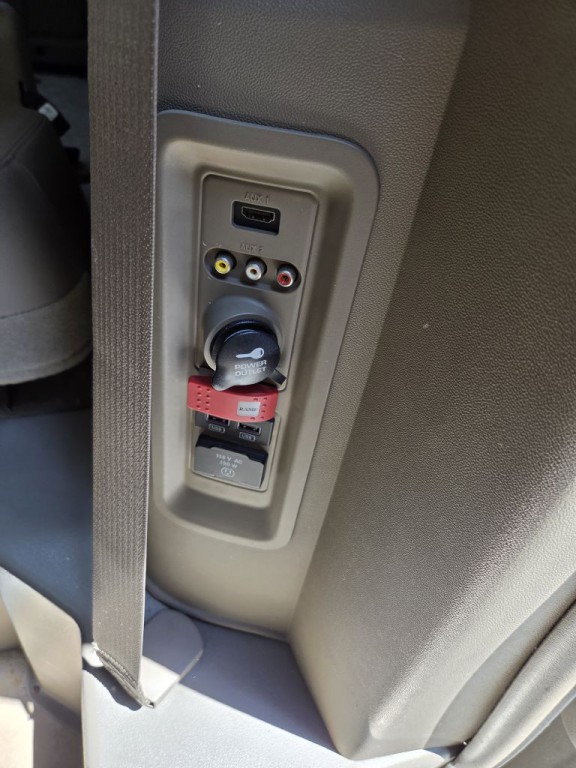 2013 Chrysler Town & Country Image 15