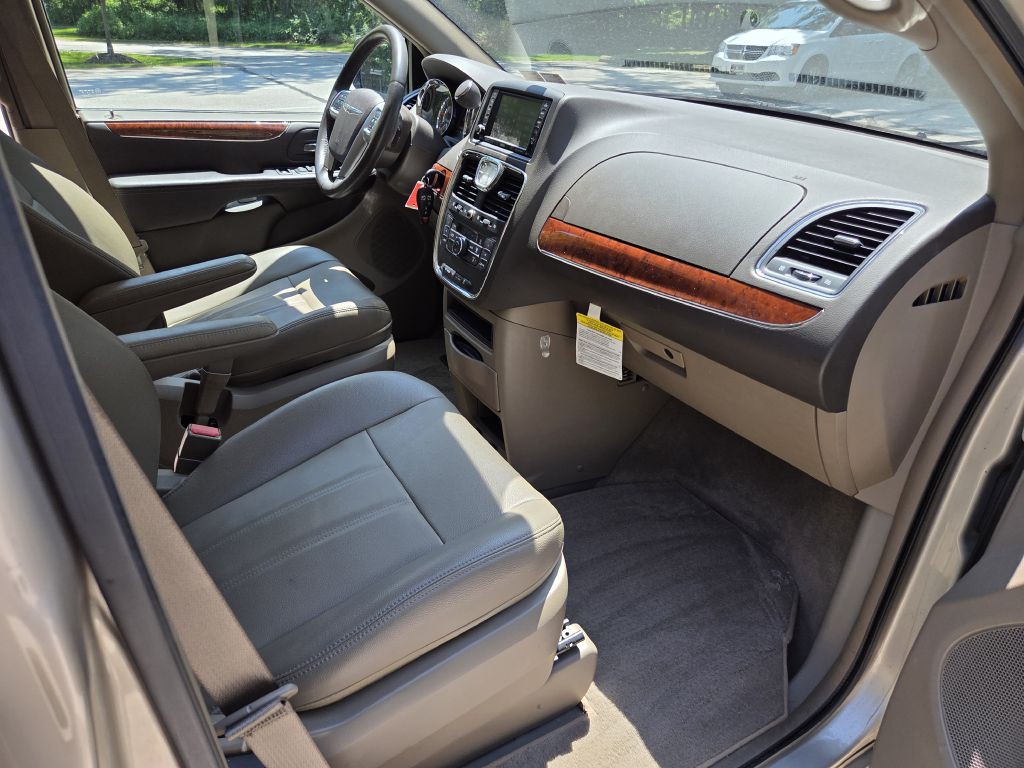 2013 Chrysler Town & Country Image 16
