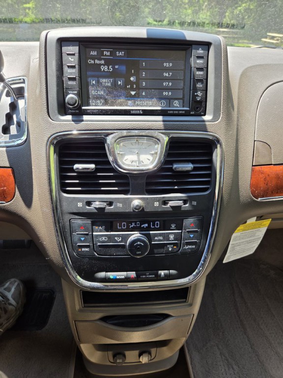 2013 Chrysler Town & Country Image 21