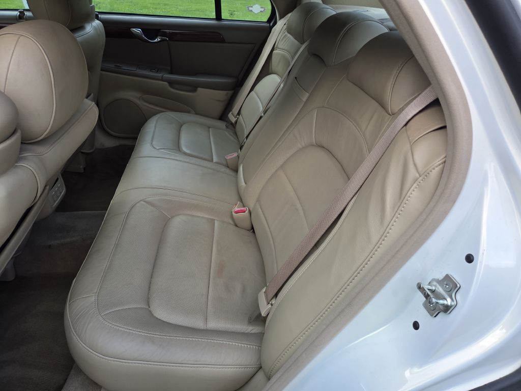2005 Cadillac DeVille Image 14