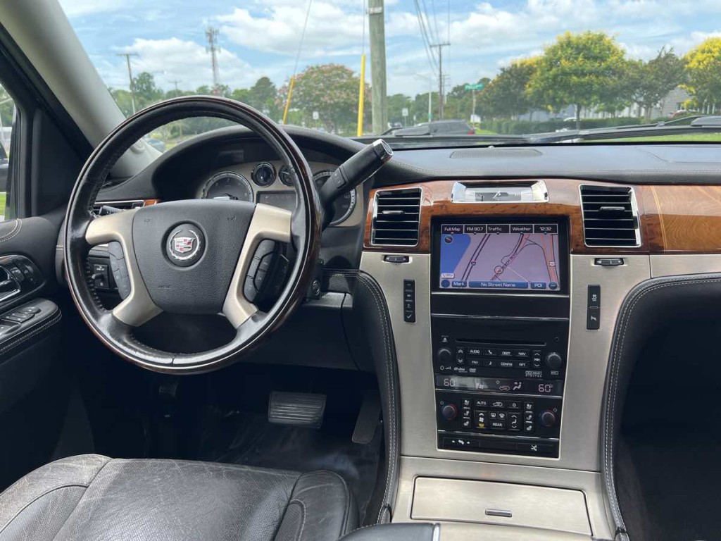 2013 Cadillac Escalade Image 2