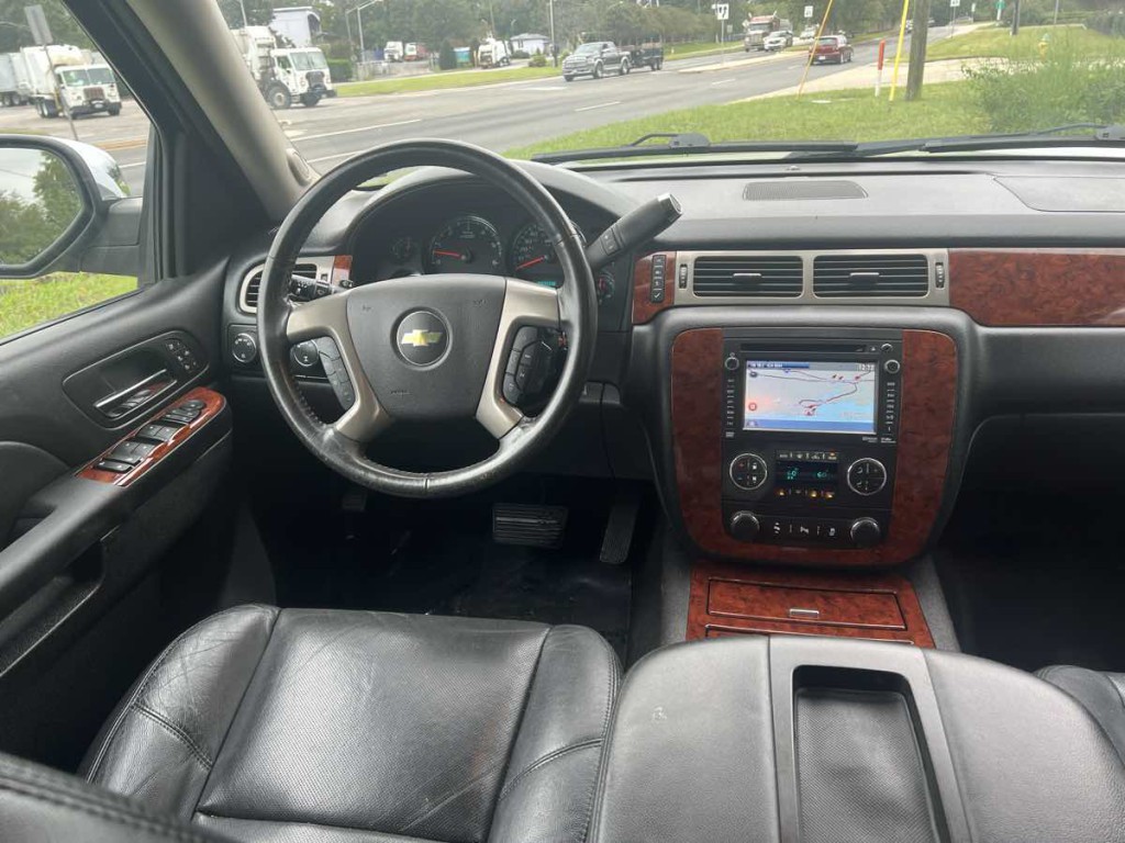 2014 Chevrolet Suburban Image 2