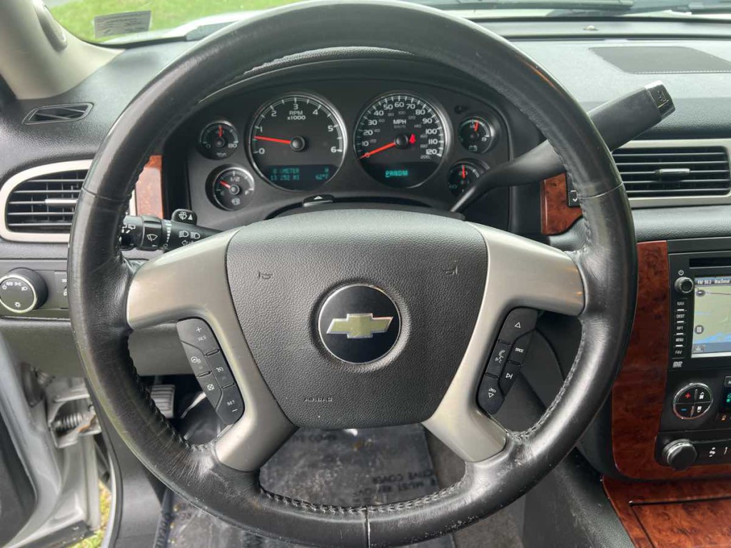 2014 Chevrolet Suburban Image 3