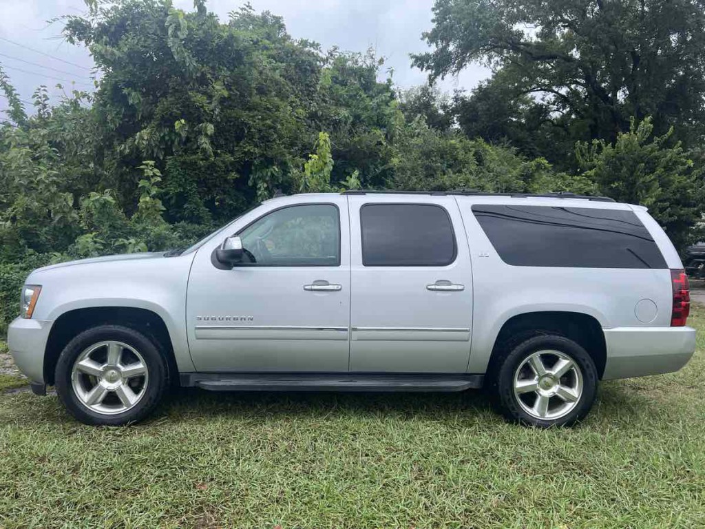 2014 Chevrolet Suburban Image 4