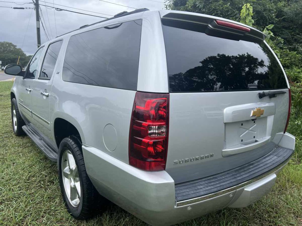 2014 Chevrolet Suburban Image 7