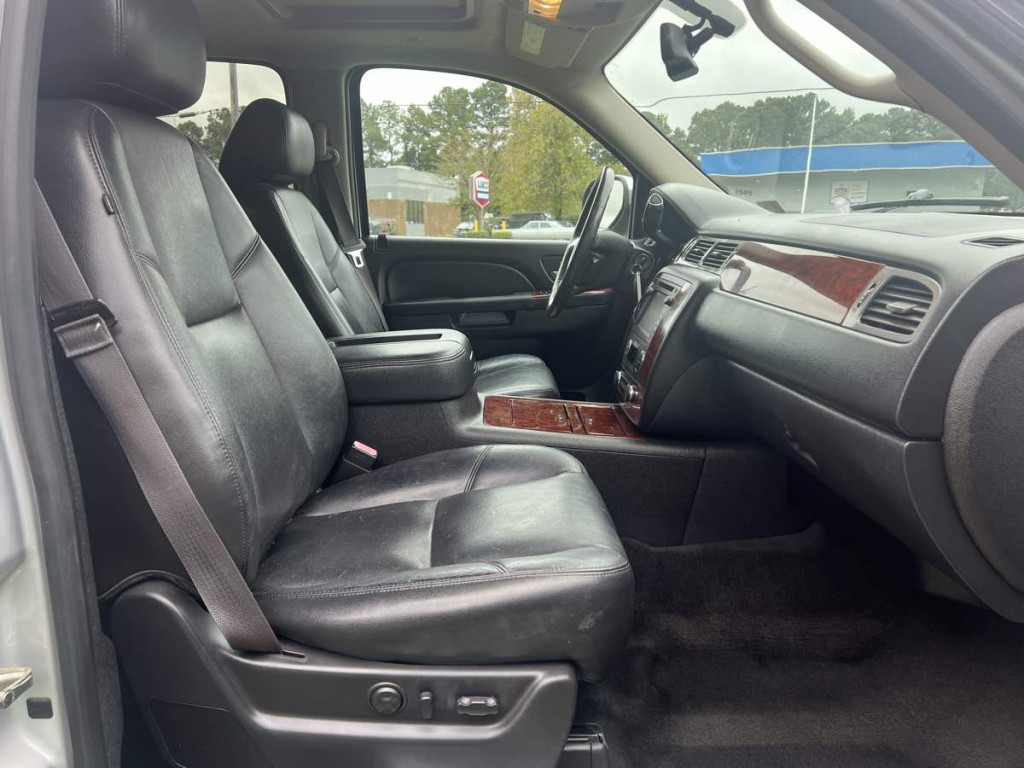 2014 Chevrolet Suburban Image 12