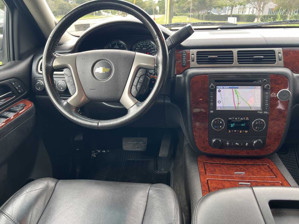 2013 Chevrolet Avalanche Image 2