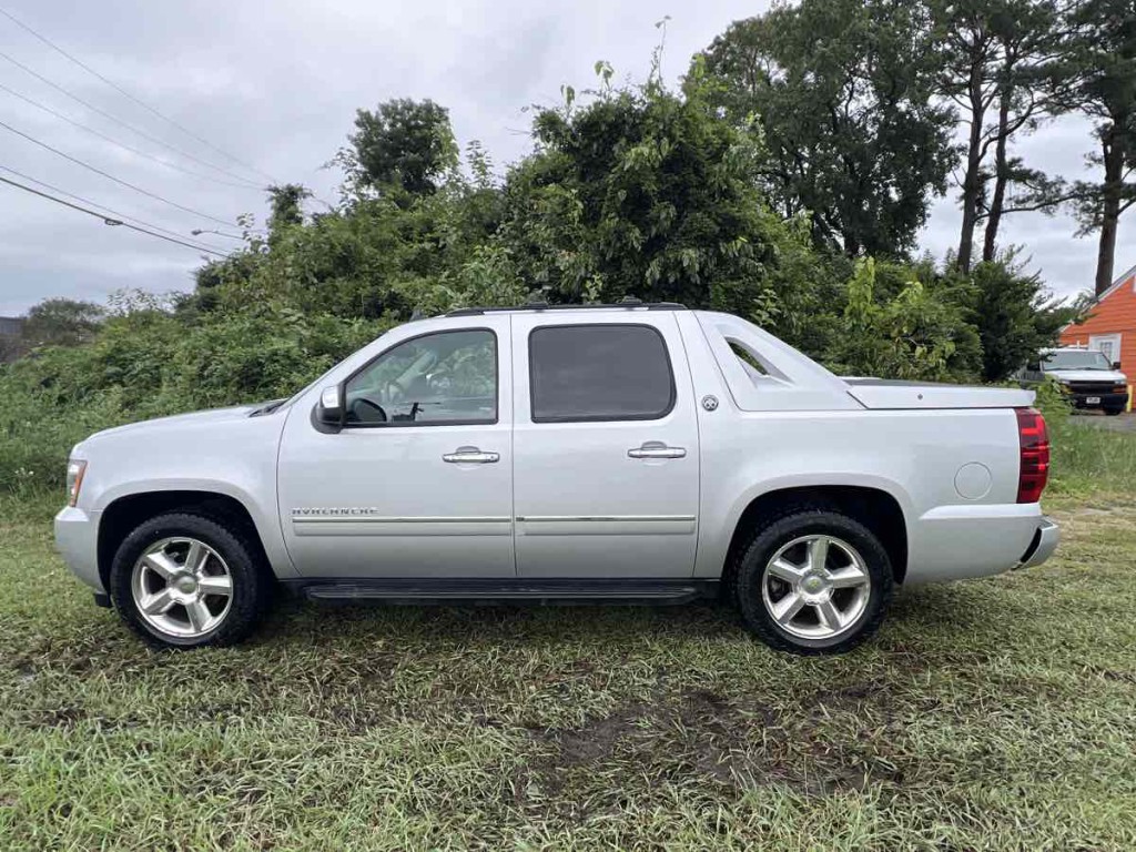 2013 Chevrolet Avalanche Image 4