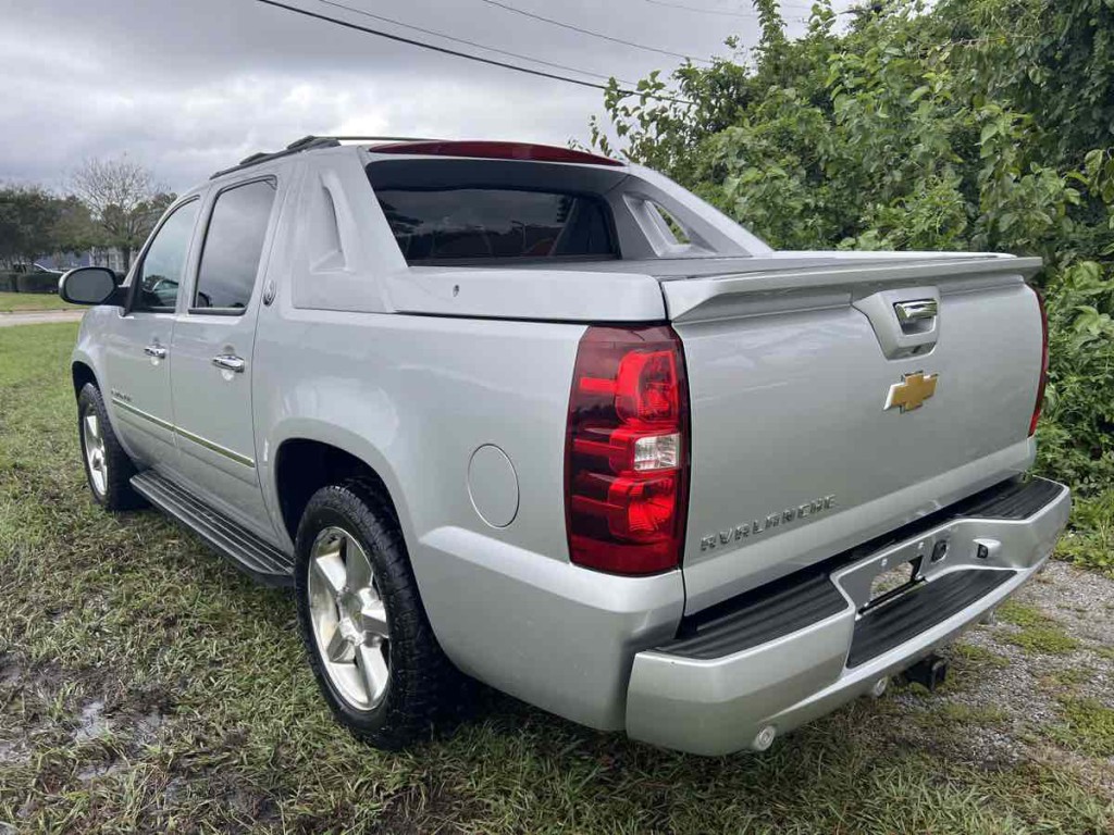 2013 Chevrolet Avalanche Image 7