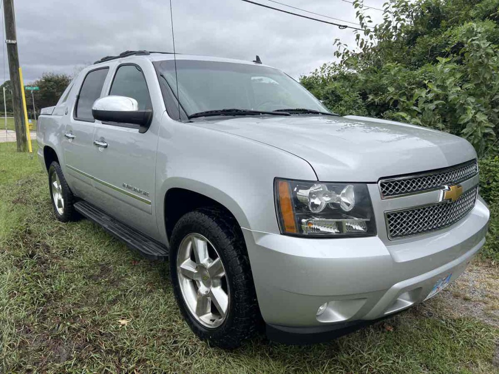 2013 Chevrolet Avalanche Image 11