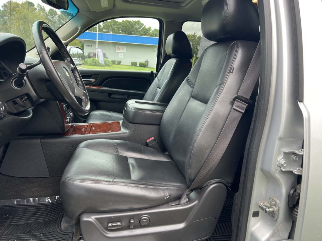 2013 Chevrolet Avalanche Image 12