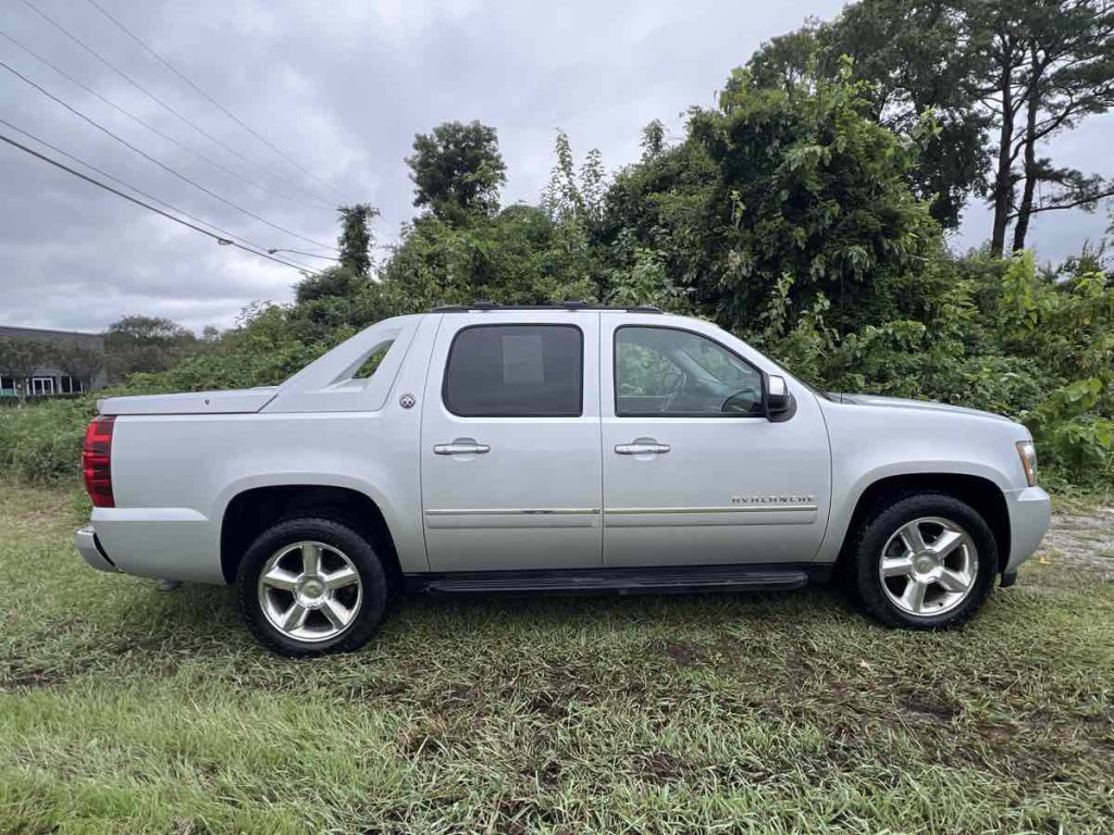 2013 Chevrolet Avalanche Image 14