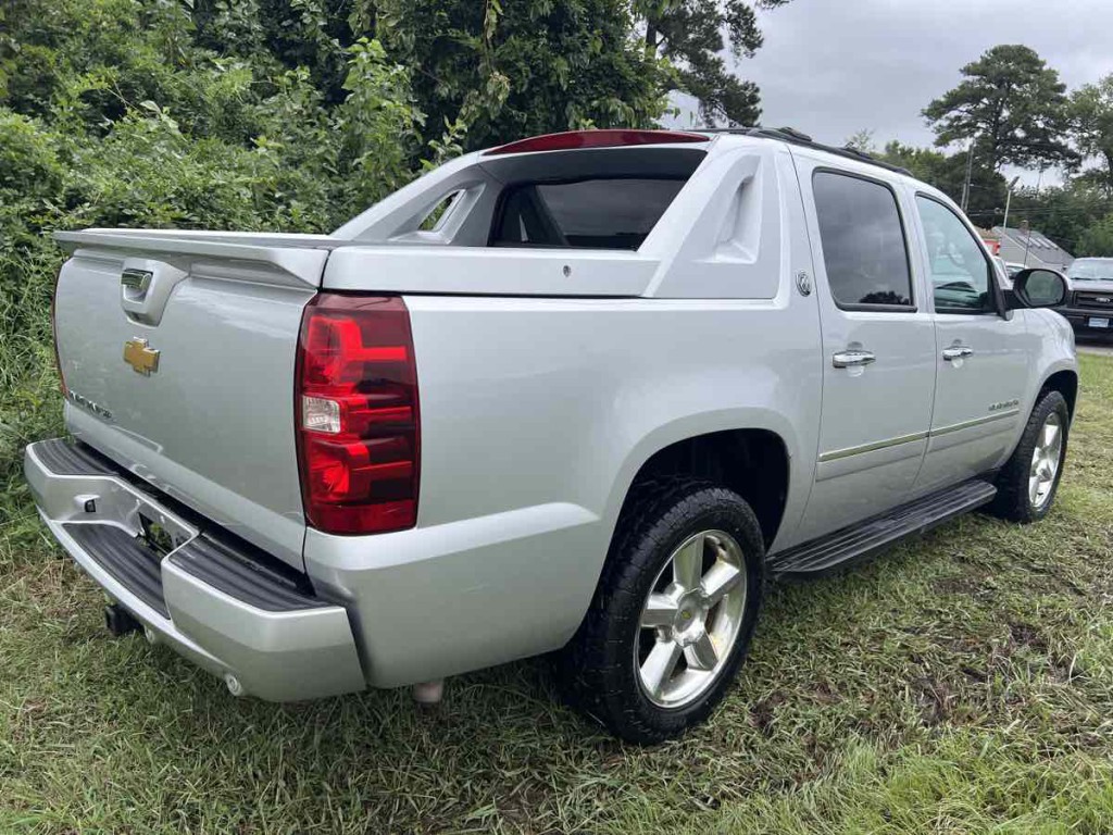 2013 Chevrolet Avalanche Image 16