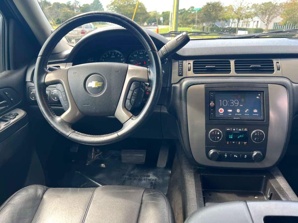 2012 Chevrolet Avalanche Image 2