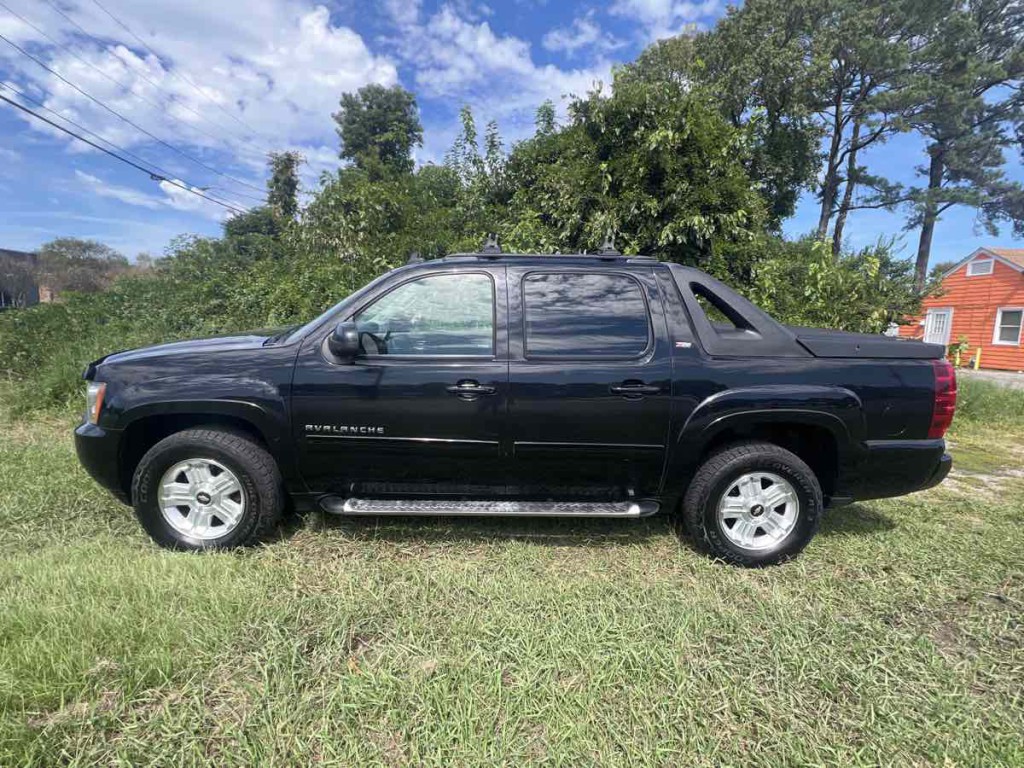 2012 Chevrolet Avalanche Image 3