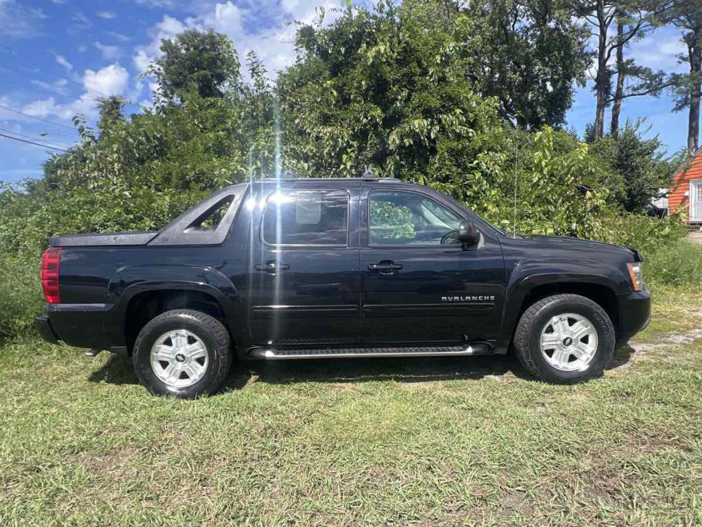 2012 Chevrolet Avalanche Image 11