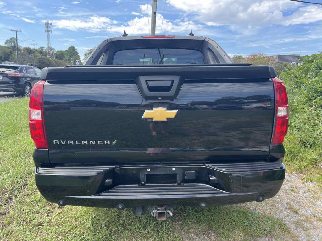 2012 Chevrolet Avalanche Image 15