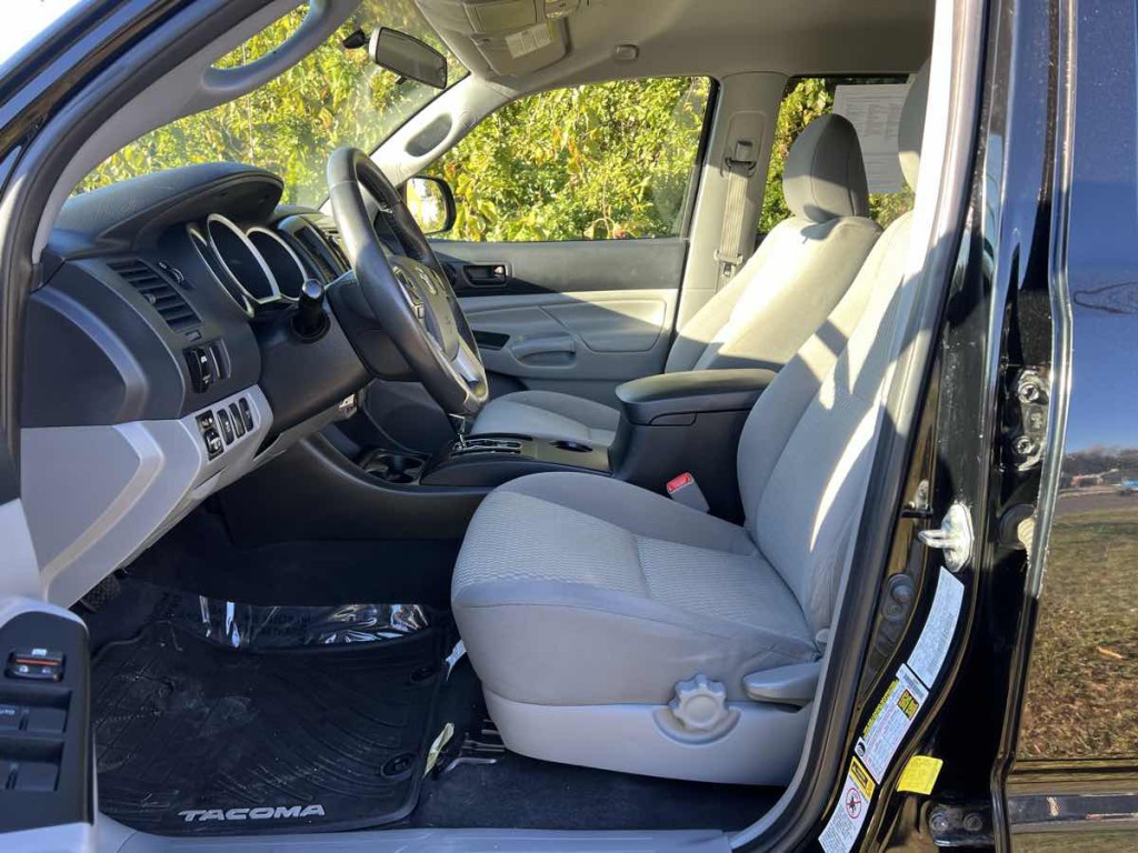 2015 Toyota Tacoma Image 8