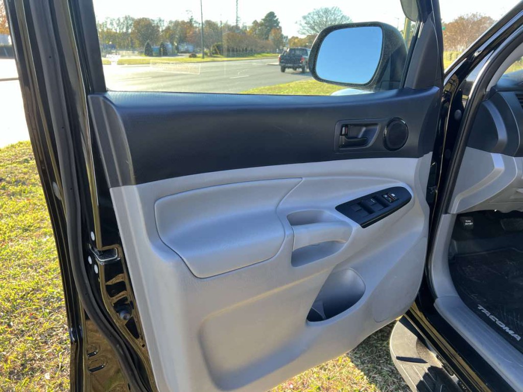 2015 Toyota Tacoma Image 9