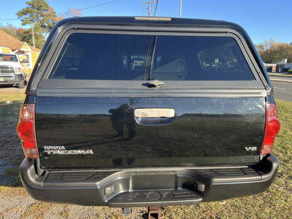 2015 Toyota Tacoma Image 16