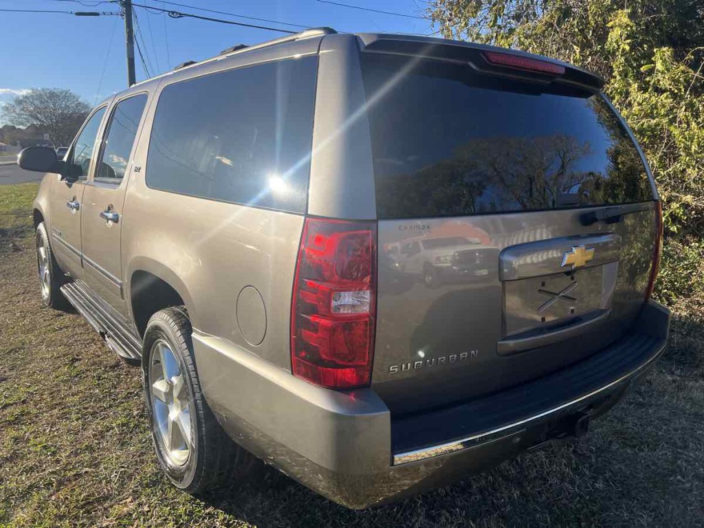 2013 Chevrolet Suburban Image 7