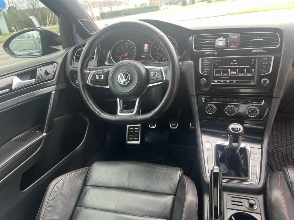 2016 Volkswagen GTI Image 2