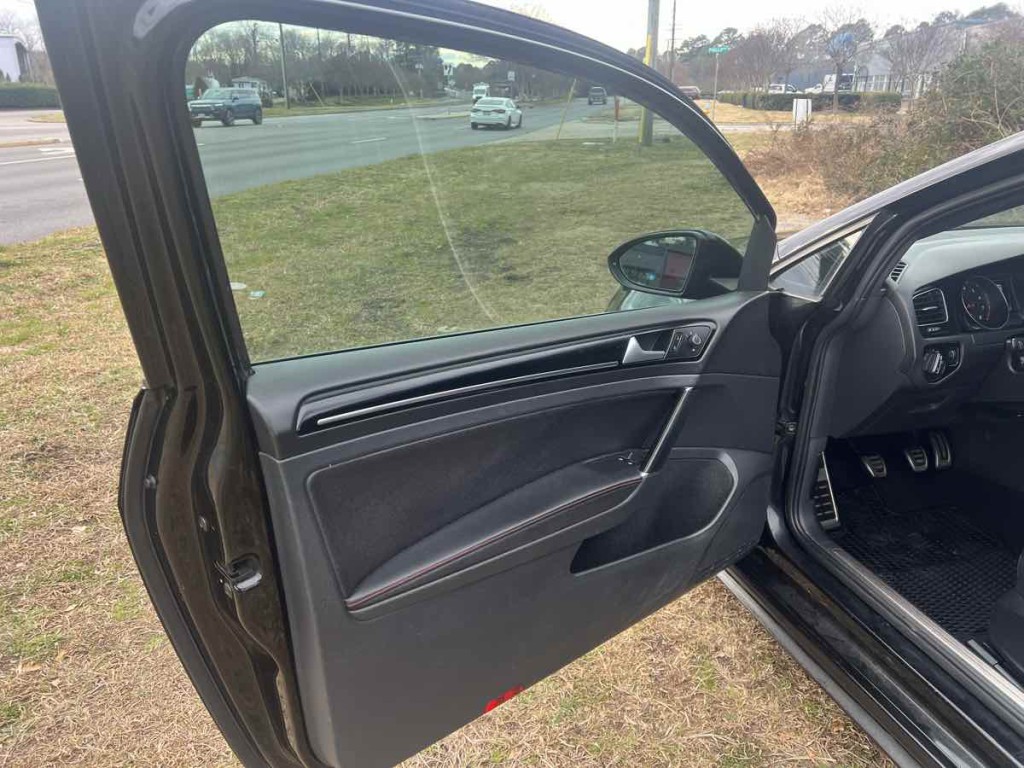 2016 Volkswagen GTI Image 10