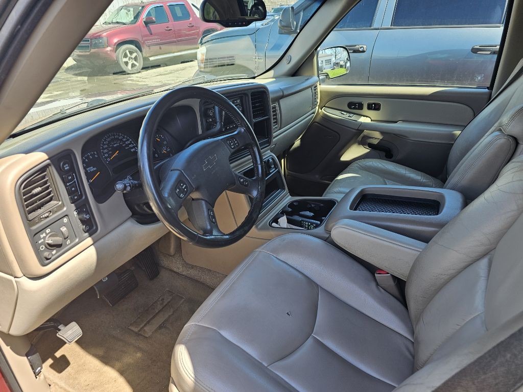2003 Chevrolet Suburban Image 2