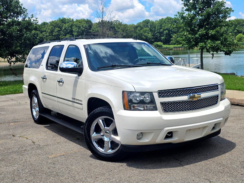 2011 Chevrolet Suburban Image 2