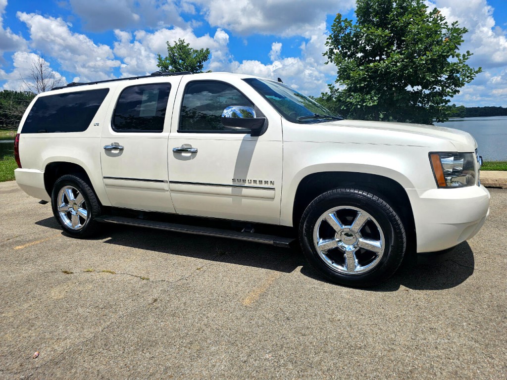 2011 Chevrolet Suburban Image 3