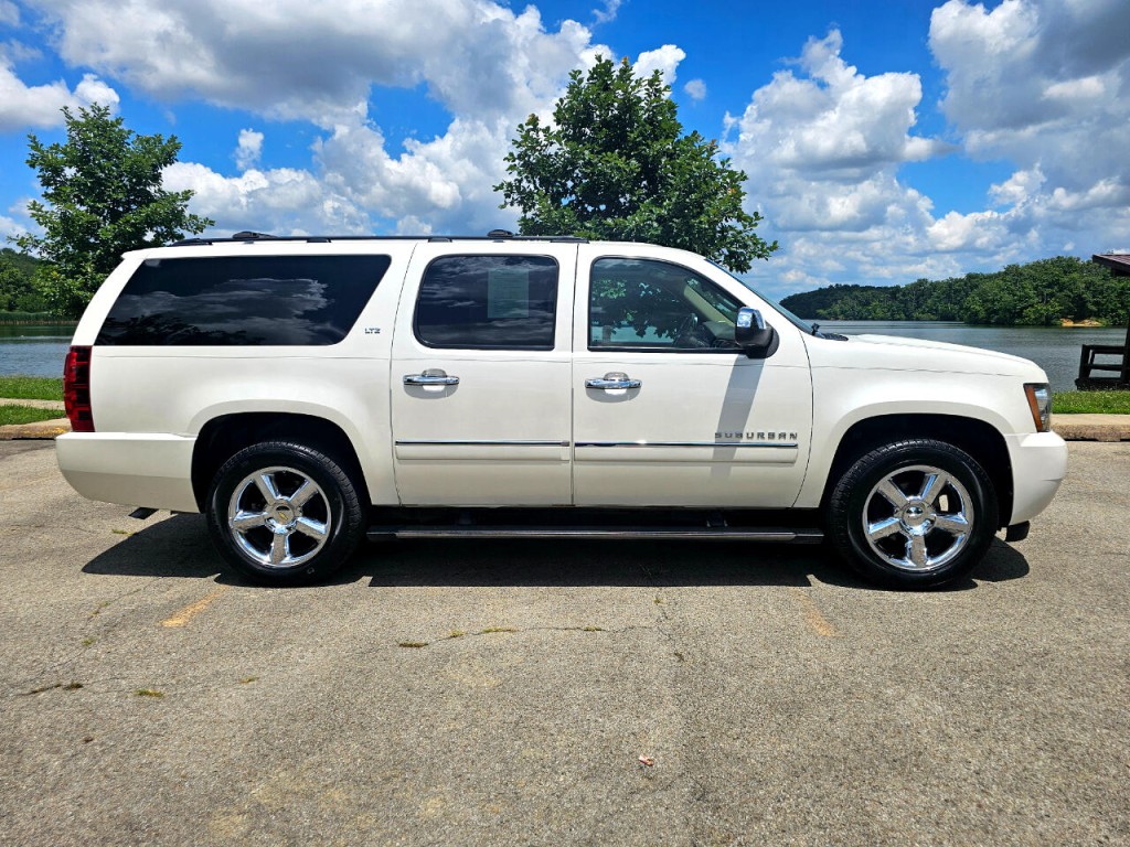 2011 Chevrolet Suburban Image 4
