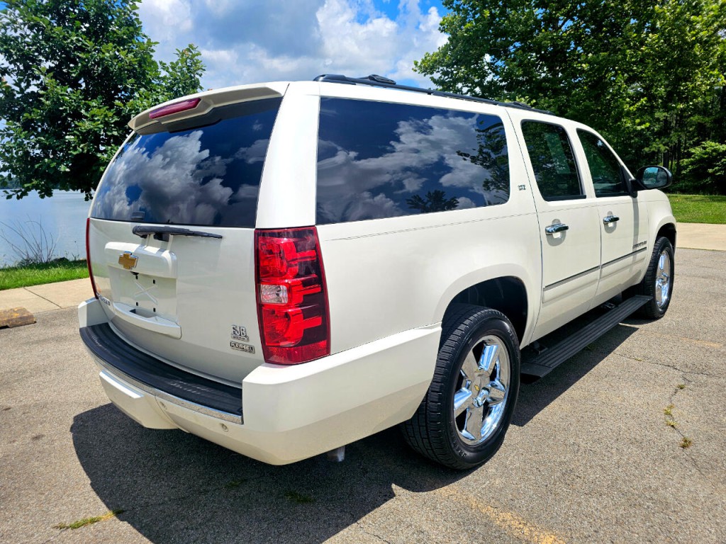 2011 Chevrolet Suburban Image 6