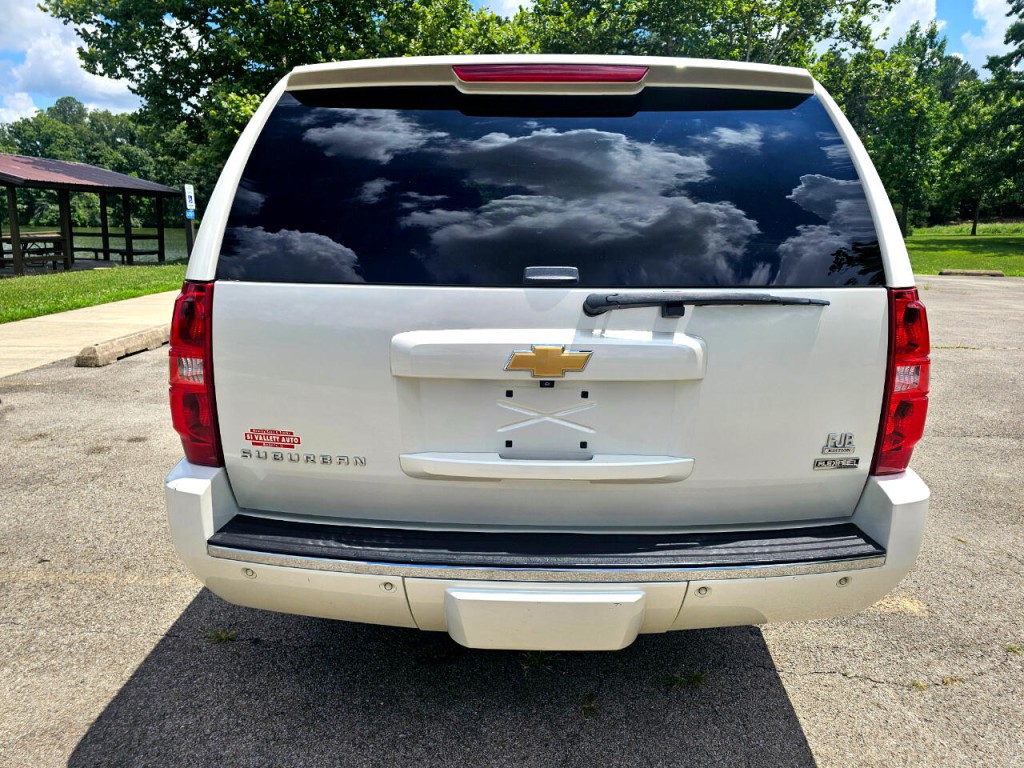 2011 Chevrolet Suburban Image 7