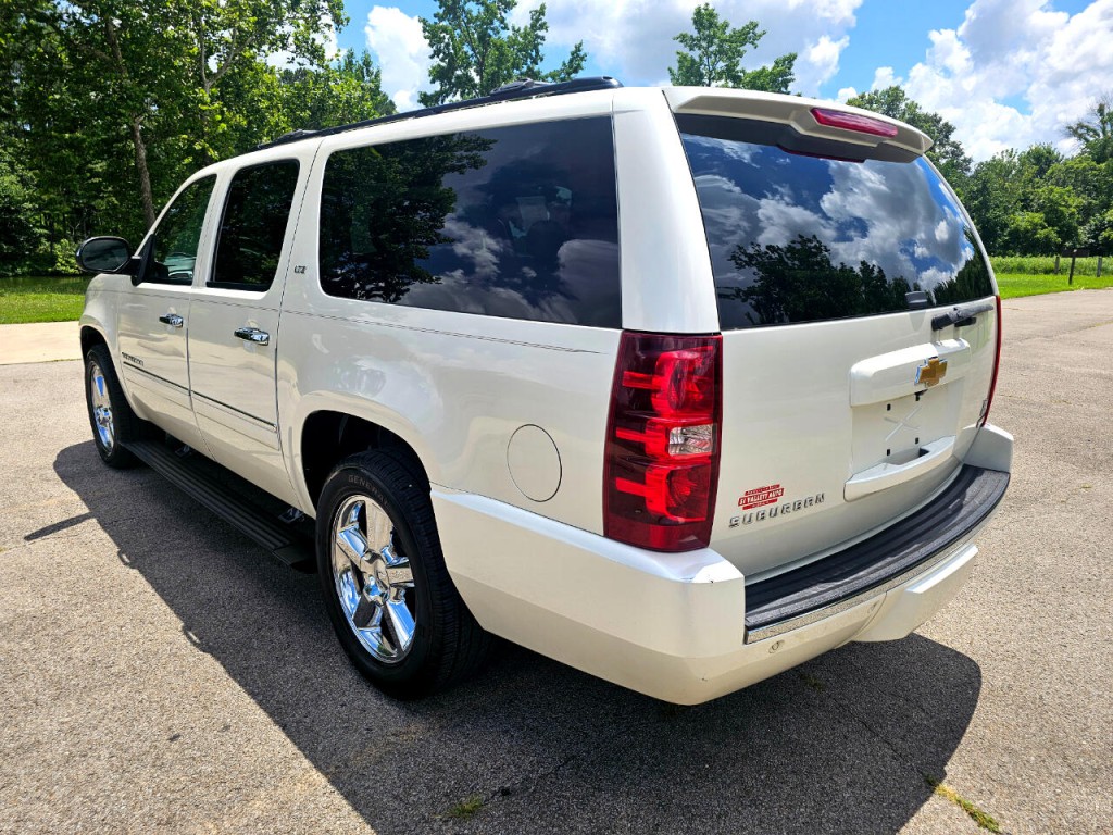 2011 Chevrolet Suburban Image 8