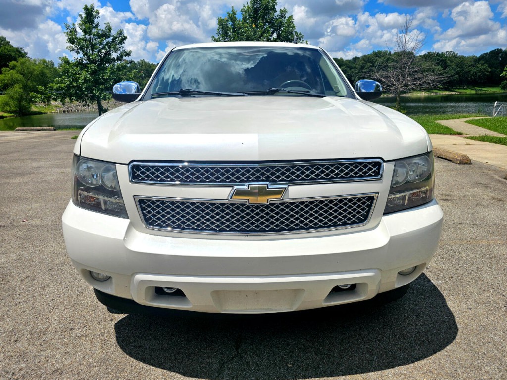 2011 Chevrolet Suburban Image 13