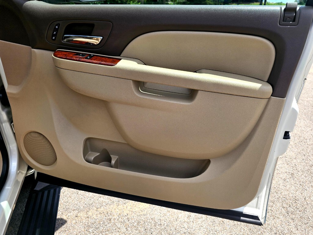 2011 Chevrolet Suburban Image 17